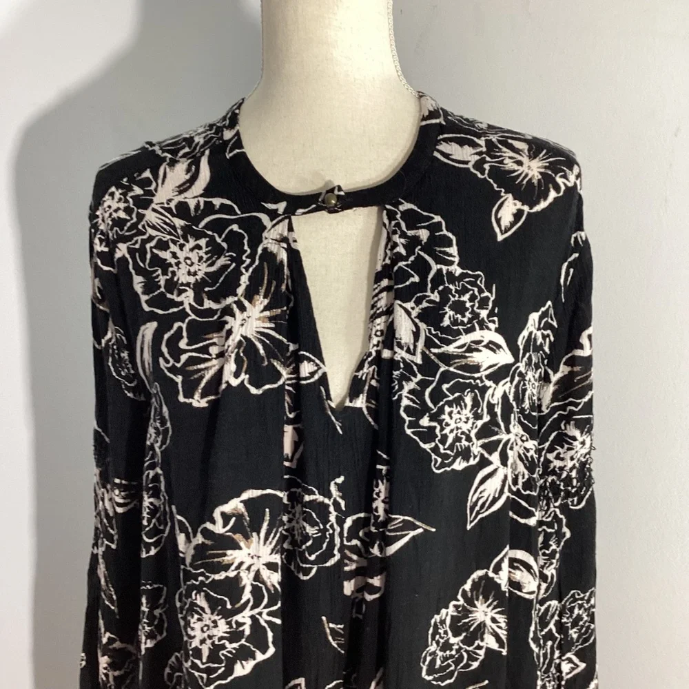 Free People Size Small  Black & White Floral Long Sleeve Tunic Top